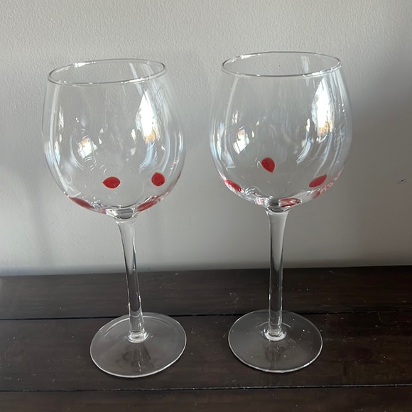 Red ribbon wine glasses